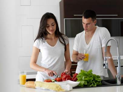 Pareja cocinando