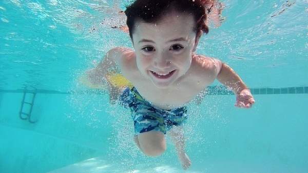 Niño en piscina Niño en piscina