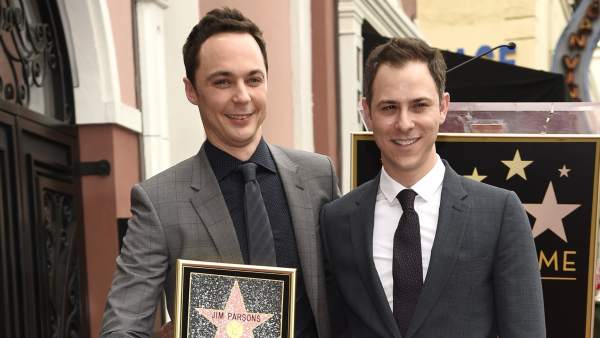 Jim Parsons y Todd Spiewak Jim Parsons y Todd Spiewak
