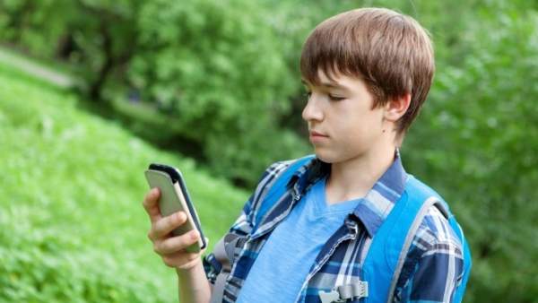 Un niño con un móvil Un niño con un móvil