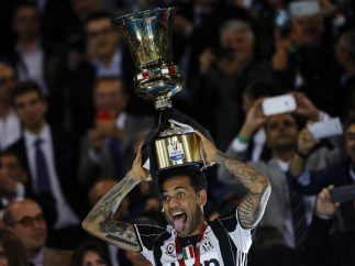 Alves celebra la Copa de Italia