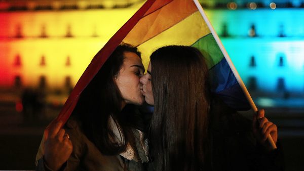 Beso por la igualdad de derechos y la visibilidad. Beso por la igualdad de derechos y la visibilidad.