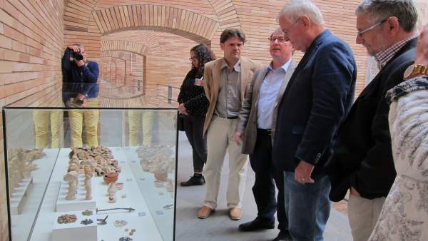Los responsables de la exposición en el MNAR miran algunas de las piezas Los responsables de la exposición en el MNAR miran algunas de las piezas