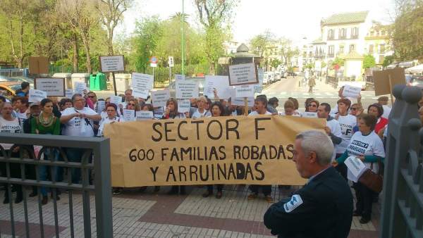 Los parcelistas del Sector F protestan ante Diputación de Sevilla Los parcelistas del Sector F protestan ante Diputación de Sevilla