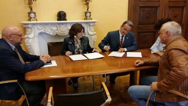 Broto y Sánchez Quero han firmado este viernes el acuerdo de colaboración Broto y Sánchez Quero han firmado este viernes el acuerdo de colaboración