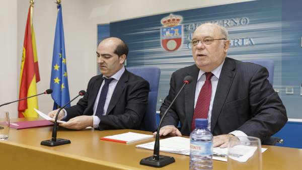 Sota presenta el decreto junto al director general del Emcan Sota presenta el decreto junto al director general del Emcan