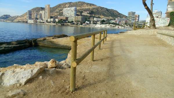 Playa de l'Albufereta al fondo y La Cantera Playa de l'Albufereta al fondo y La Cantera