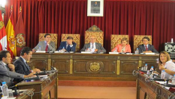 Jesús Julio Carnero preside el Pleno de la Diputación de Valladolid Jesús Julio Carnero preside el Pleno de la Diputación de Valladolid