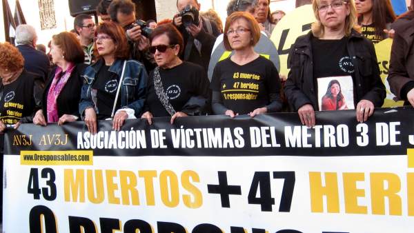 Concentración Asociación Víctimas del Metro 3 de Julio de Valencia Concentración Asociación Víctimas del Metro 3 de Julio de Valencia