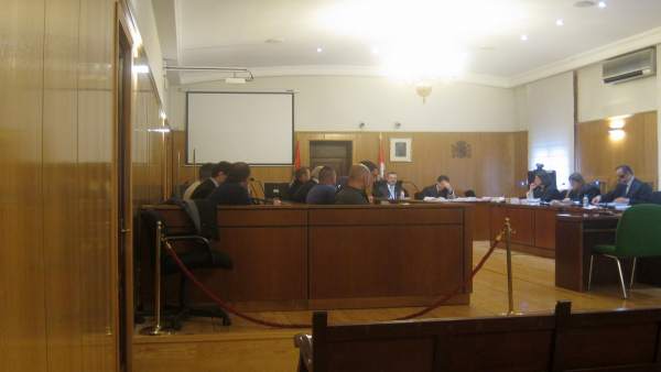 Los acusados, durante el juicio iniciado hoy en la Audiencia. Los acusados, durante el juicio iniciado hoy en la Audiencia.
