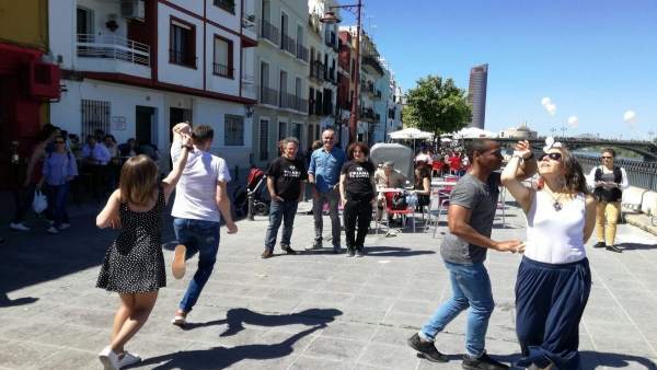 La calle Betis acaricia su peatonalización. La calle Betis acaricia su peatonalización.