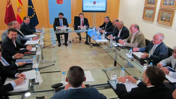 Reunión de la Mesa del Agua con el presidente Fernando López Miras Reunión de la Mesa del Agua con el presidente Fernando López Miras