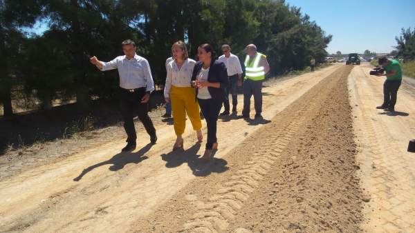 La Diputación trabaja en la adecentación de los caminos rocieros. La Diputación trabaja en la adecentación de los caminos rocieros.