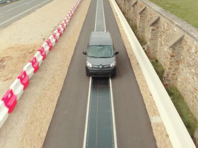Carga de coches eléctricos en movimiento