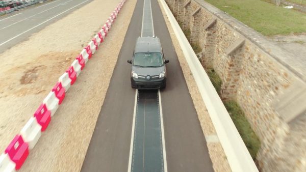 Carga de coches eléctricos en movimiento Carga de coches eléctricos en movimiento