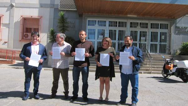 Los dirigentes y representantes de IU ante la Audiencia de Córdoba Los dirigentes y representantes de IU ante la Audiencia de Córdoba