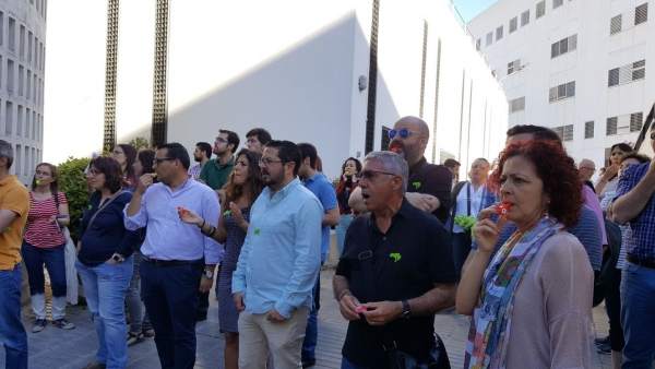 Concentración de profesores de la US ante el Claustro Concentración de profesores de la US ante el Claustro