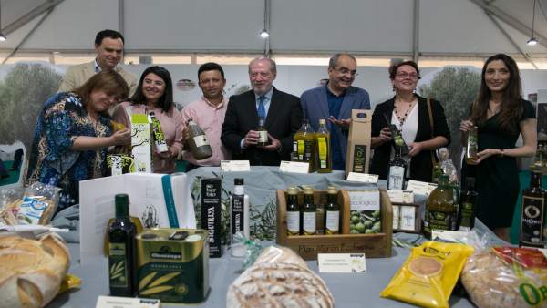 Arranca la muestra del pan y el aceite. Arranca la muestra del pan y el aceite.