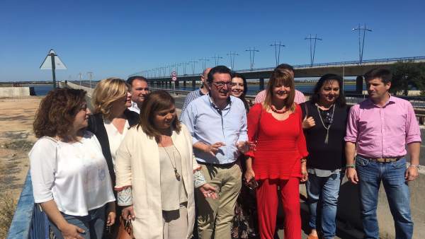 Manuel Andrés González y otros miembros del PP, en el Puente Sifón. Manuel Andrés González y otros miembros del PP, en el Puente Sifón.