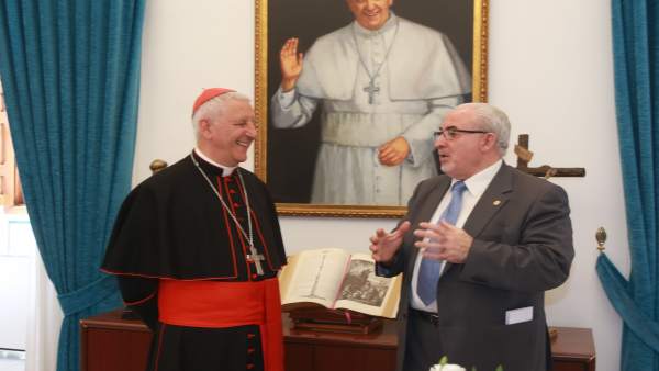 El cardenal Giuseppe Versaldi conversando con José Luis Mendoza El cardenal Giuseppe Versaldi conversando con José Luis Mendoza
