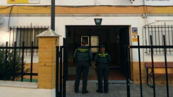 Agentes de la Guardia Civil. Agentes de la Guardia Civil.