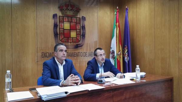 Bonilla (d) informa sobre el nuevo pliego de recogida de la basura. Bonilla (d) informa sobre el nuevo pliego de recogida de la basura.