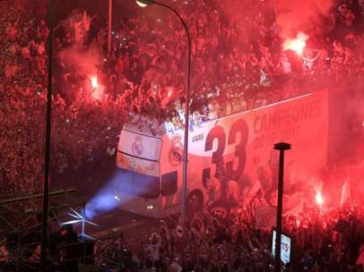 Celebración entre bengalas