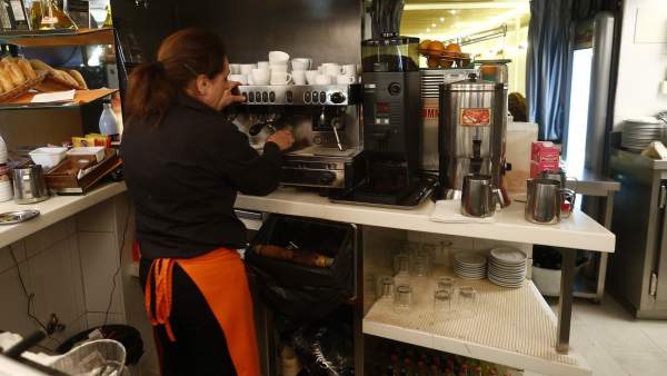 Trabajador, Trabajando, Camarero, Bar, Autónomo, Consumo, Cafetería Trabajador, Trabajando, Camarero, Bar, Autónomo, Consumo, Cafetería