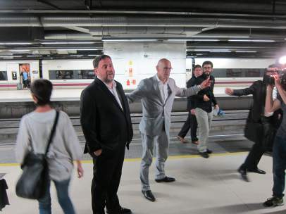 O.Junqueras y R.Romeva ponen rumbo a Madrid en el AVE