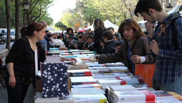 Venta de libros durante Sant Jordi en Barcelona Venta de libros durante Sant Jordi en Barcelona