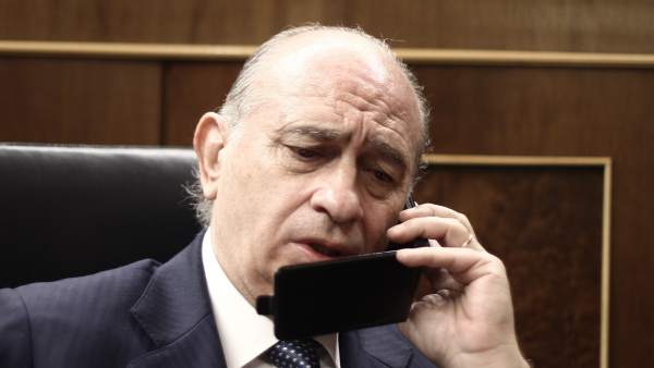 Jorge Fernández Díaz, hablando por teléfono en el hemiciclo Jorge Fernández Díaz, hablando por teléfono en el hemiciclo