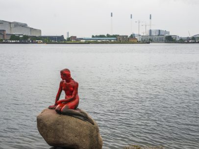 La Sirenita, cubierta de pintura roja