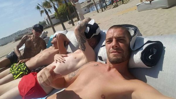 Theo Hernández, relajado en la playa con sus compañeros Theo Hernández, relajado en la playa con sus compañeros