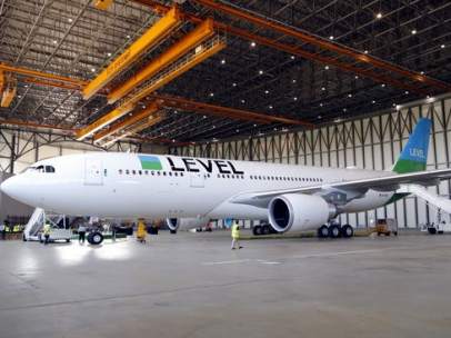 Imagen de un avión Level en el aeropuerto del Prat.