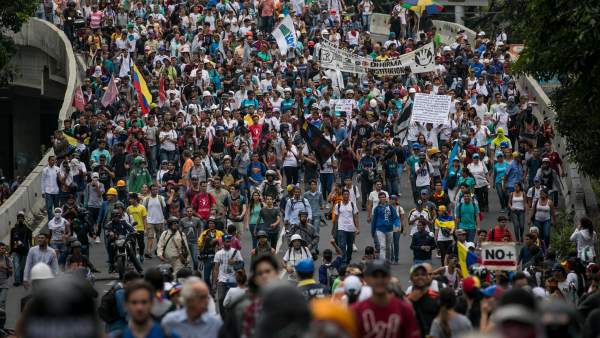 Cientos de opositores protestan en la calle contra canal estatal en Venezuela Cientos de opositores protestan en la calle contra canal estatal en Venezuela