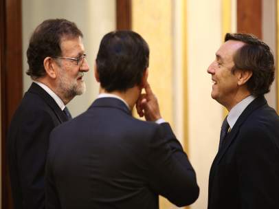 Rajoy hablando con Rafael Hernando y Fernando Martínez Maillo