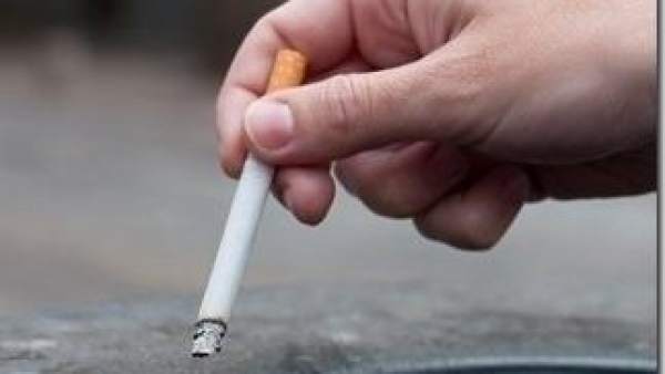 Un fumador con un cigarro Un fumador con un cigarro