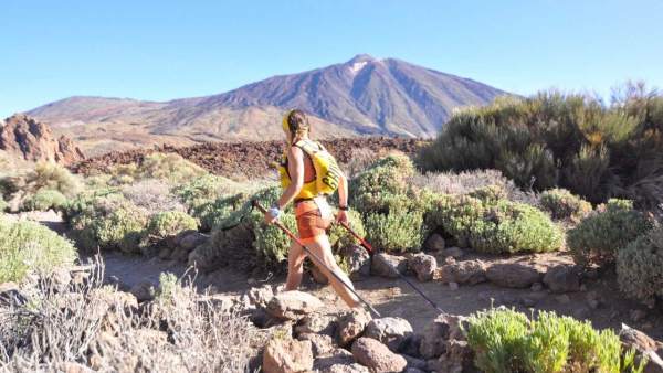 Una atleta en el Parque Nacional del Teide Una atleta en el Parque Nacional del Teide