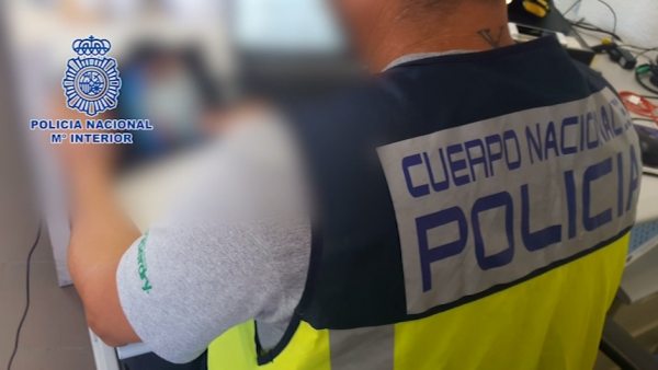 Revisando archivos con pornografía infantil Revisando archivos con pornografía infantil