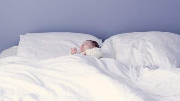 Bebé durmiendo en cama Bebé durmiendo en cama