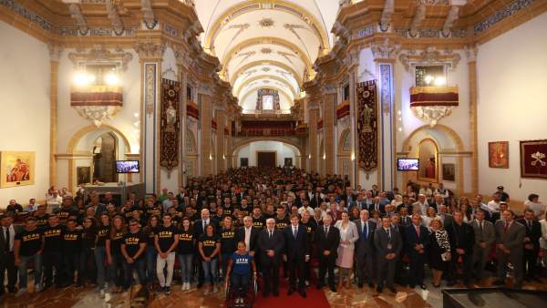 Foto de familia de todos los integrantes del proyecto deportivo de la UCAM Foto de familia de todos los integrantes del proyecto deportivo de la UCAM