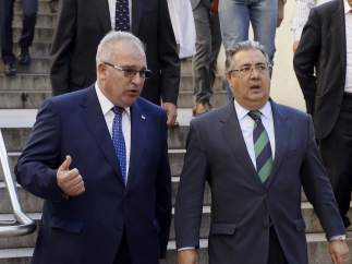 El ministro de Interior, Juan Ignacio Zoido, con el presidente de la AVT, Alfonso Sánchez.