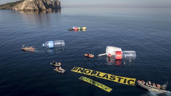 Resultado de imagen para acumulación de plasticos en el mar mediterraneo