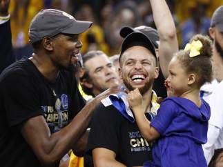 Durant y Curry, héroes de los Warriors