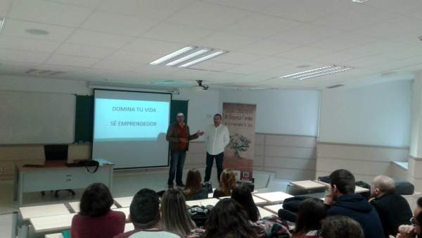 Una de las conferencias del ciclo 'Aspectos claves para que emprendas'. Una de las conferencias del ciclo 'Aspectos claves para que emprendas'.