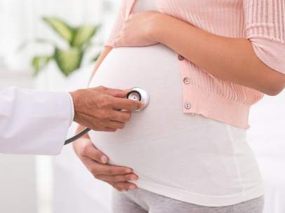 Una mujer embarazada, en un reconocimiento médico.