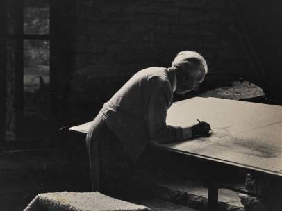 Frank Lloyd Wright trabajando en su estudio