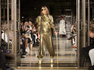 Anita Pallenberg en la pasarela del desfile de Pam Hogg en Londres
