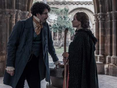 Tamar Novas y Aura Garrido en 'El Ministerio del Tiempo'
