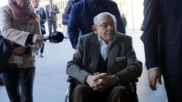 Fèlix Millet entrando con silla de ruedas en la Ciutat de la Justicia Fèlix Millet entrando con silla de ruedas en la Ciutat de la Justicia